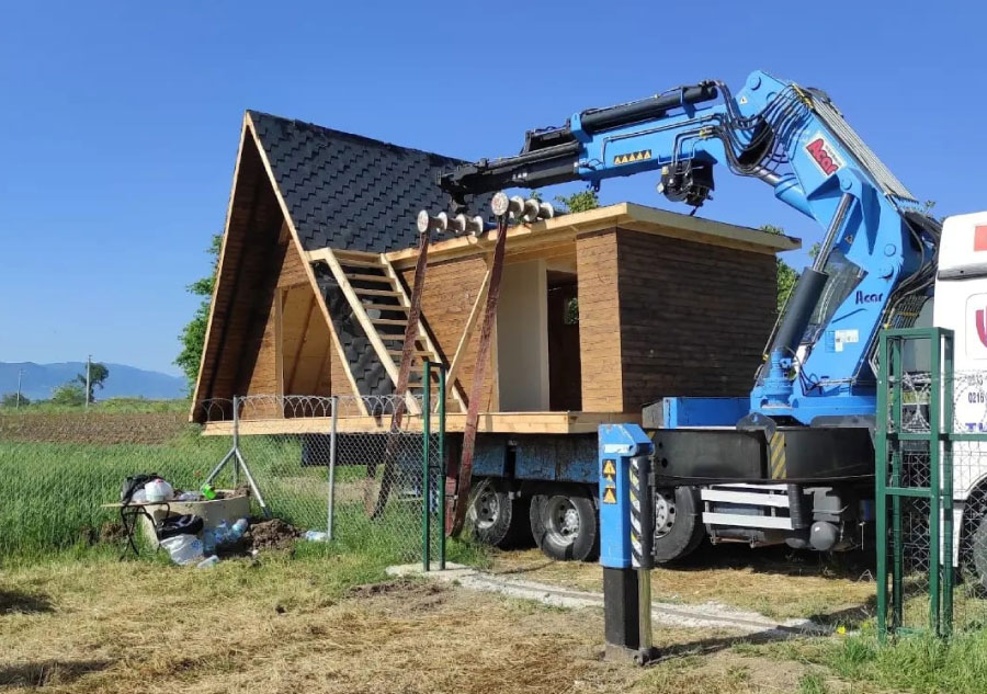 Vinç ile Bungalov Ev Kurulumu