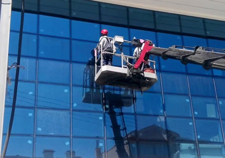 Vinç ile Yüksek Bina Cam Temizliği