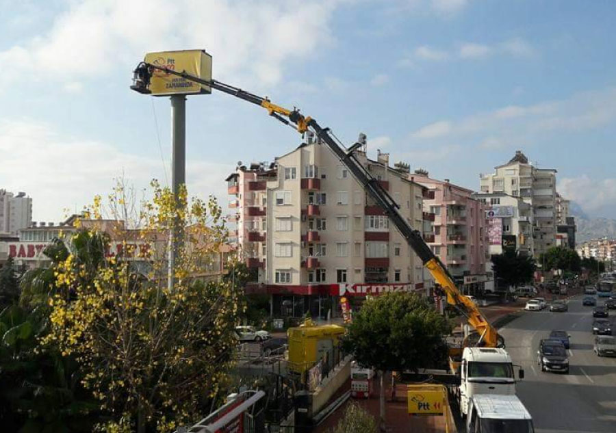 Vinç ile Reklam Panosu Montajı